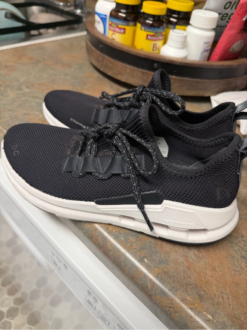 ON RUNNING SNEAKERS - Picture 3 of 6